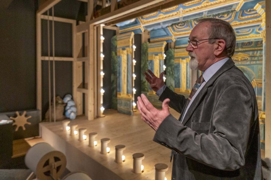 Opernhaus-Museum - Klaus-Dieter Reus erklärt die Funktion einer Barocken Bühne